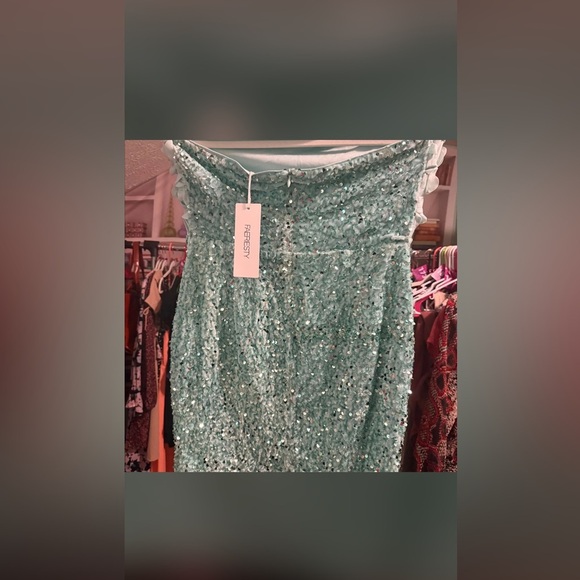 Chic Strapless Mint Dress with Floral Accents - Picture 4 of 5